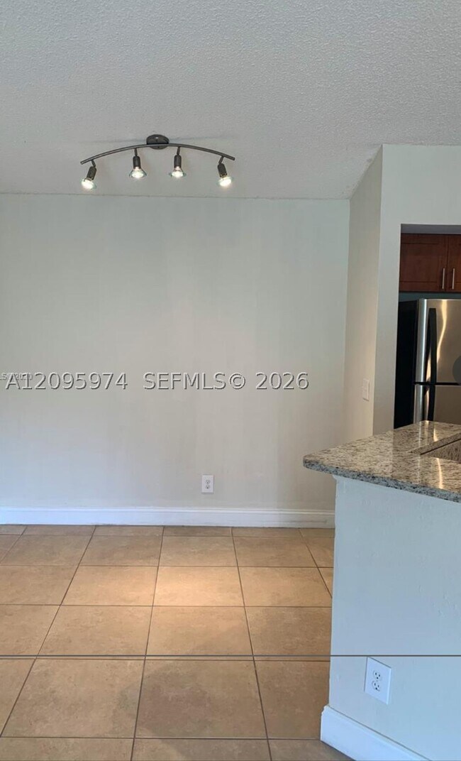Building Photo - 12840 Vista Isles Dr