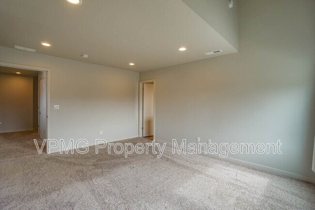 Building Photo - 5004 NE 85th Cir