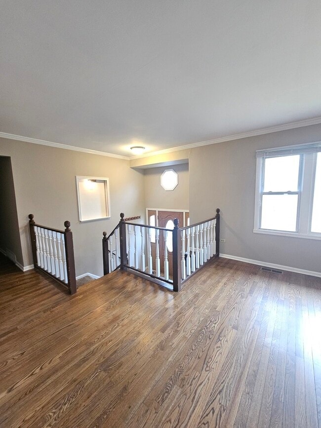 Building Photo - 600 Hawthorne Ln