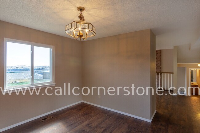 Building Photo - 940 Royal Crown Ln