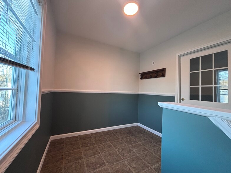 Building Photo - 101 Ponus Ave