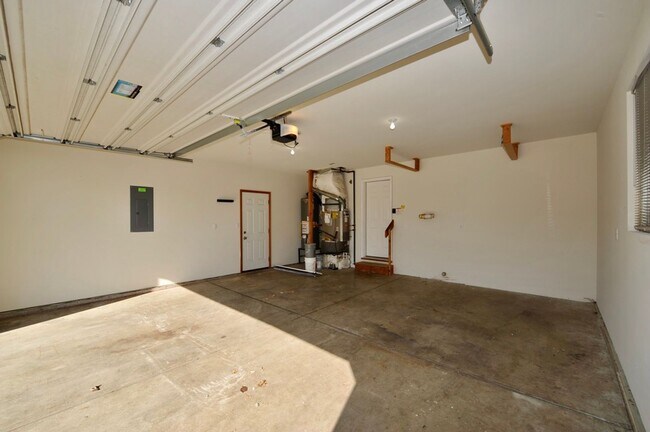 Building Photo - 3 bed 2 bath rancher with office