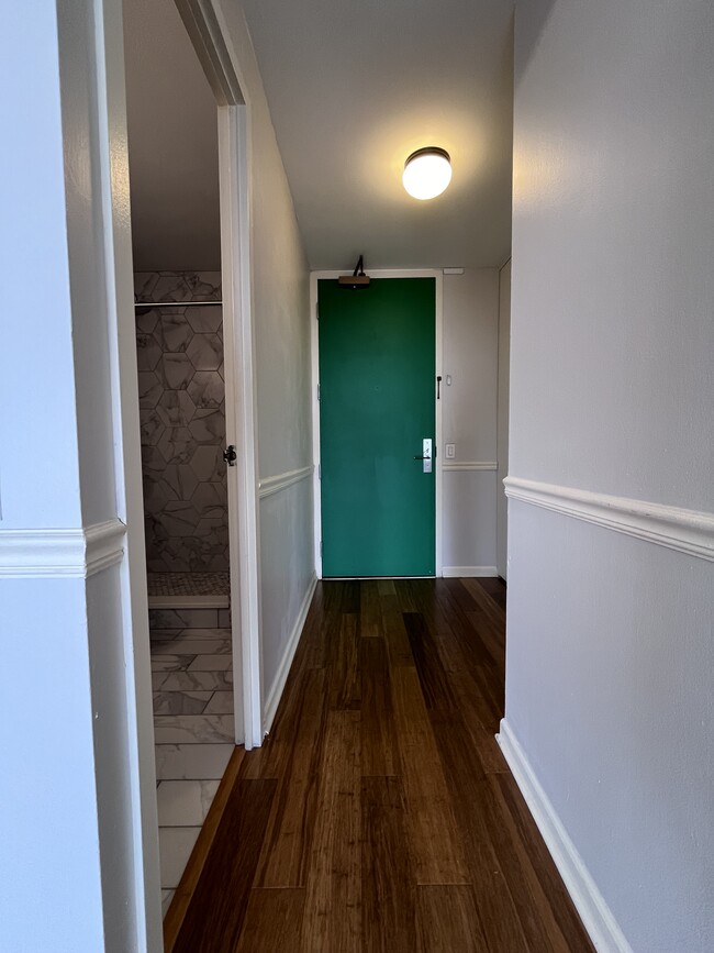 Building Photo - 4343 N Clarendon Ave