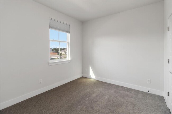 Building Photo - 220 Mirabeau Way