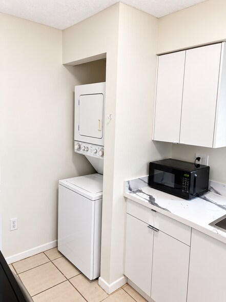Kitchen - 1211 S Independence Dr