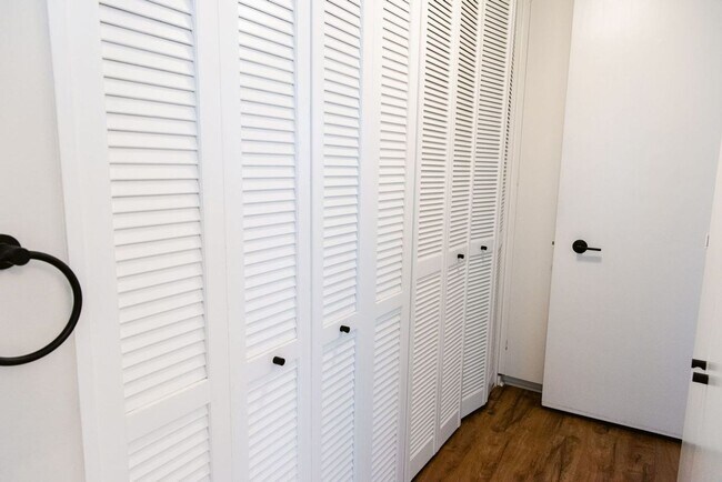 Building Photo - Great 1 Bedroom, 1 Bath with Parking * AC ...