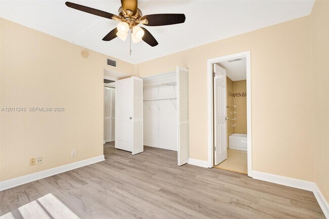 Building Photo - 1028 Twin Lakes Dr