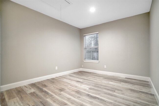 Building Photo - 1314 E Red Cedar Cir
