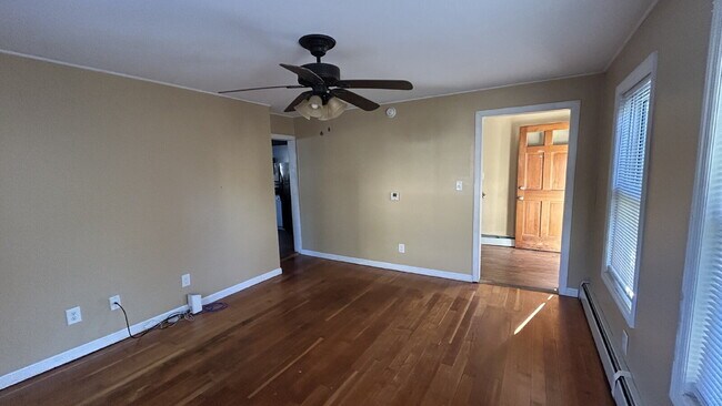 Building Photo - Newly updated, bright and spacious 2 bed/1...