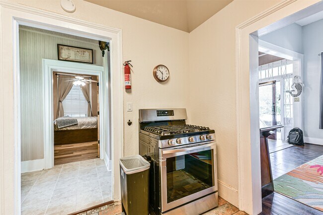 Building Photo - 1421 Winnie St