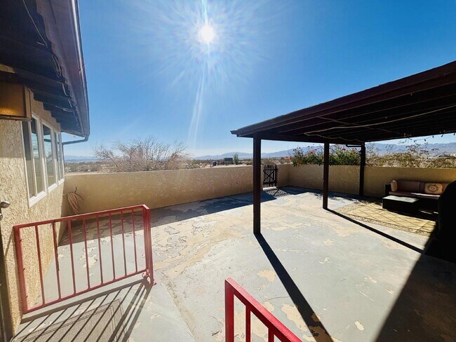 Building Photo - 4 bedrooms, 2 kitchens, 2.5 bathrooms, lau...