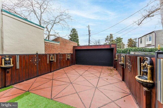 Building Photo - 810 Prince St