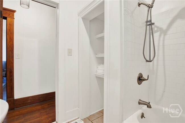 Building Photo - 118 W Waldburg St