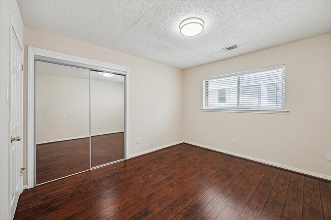 Building Photo - 10607 Longmont Dr