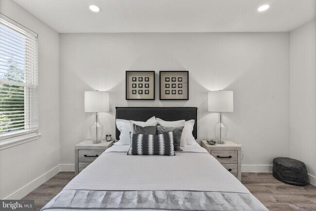 Building Photo - 518 N Lakewood Ave