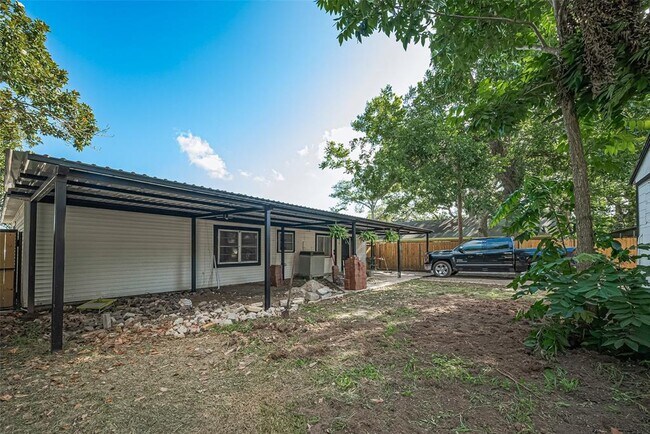 Building Photo - 1308 W Dumble St
