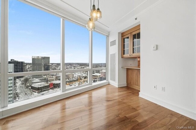 Building Photo - 5 Renaissance Square