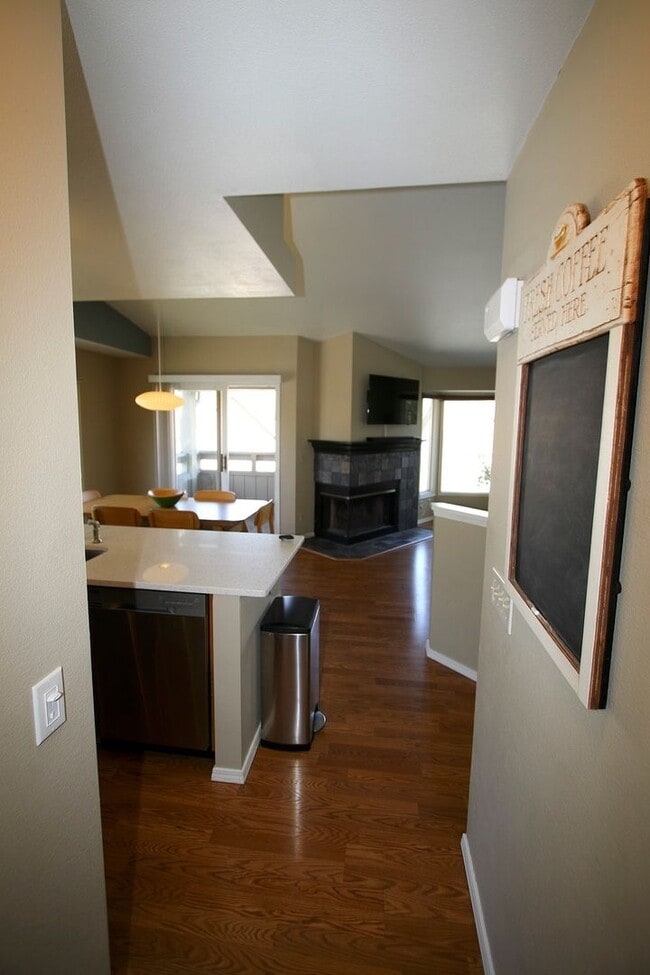 Building Photo - 2 Bed, 2 Bath Furnished Condo in East Anchorage!