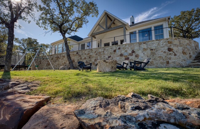 Building Photo - 440 Valley Vista