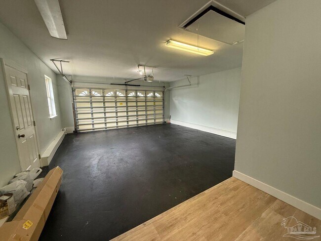 Building Photo - 420 Dolphin St