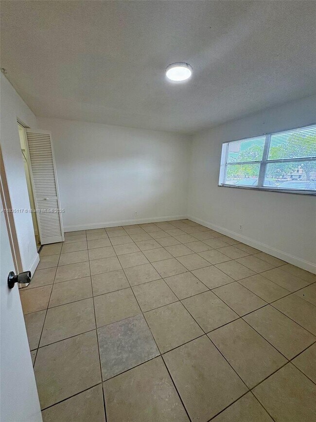 Building Photo - 8060 N Colony Cir