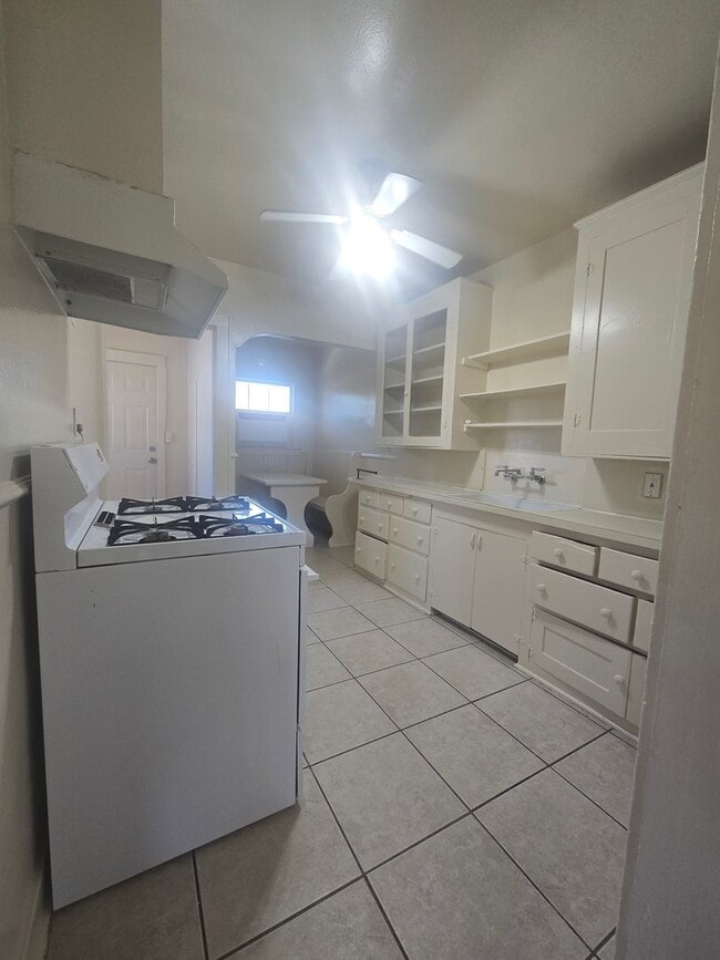 Building Photo - 1 Bedroom, 1 Bath Duplex in Hanford