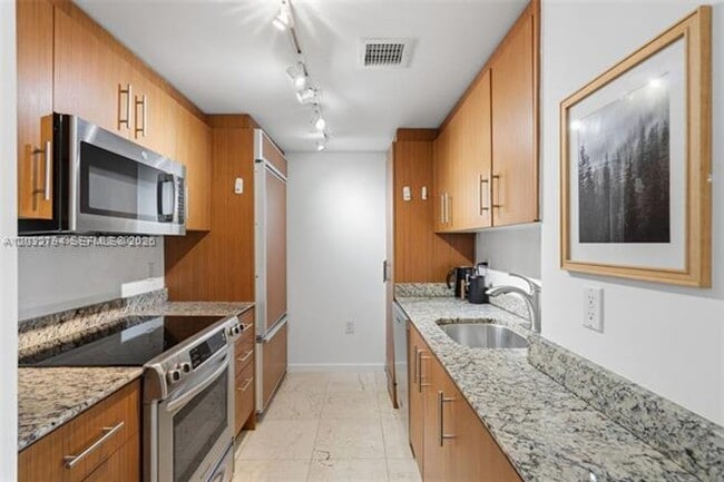 Building Photo - 10275 Collins Ave