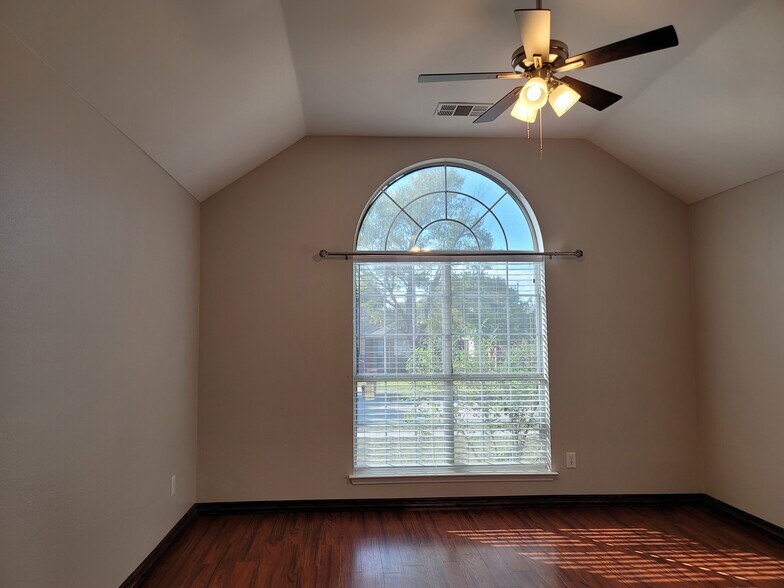 Building Photo - 703 Flagstone Way