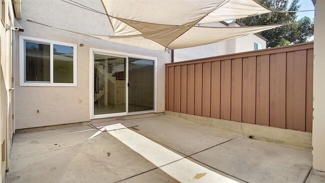 Building Photo - 3BR 1.5BA Townhome with 2 Car Garage, Larg...