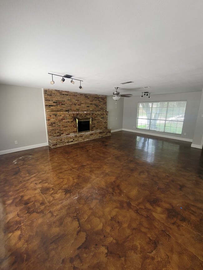 Building Photo - Discover the perfect mix of elegance and c...