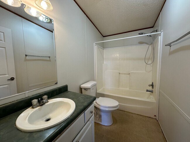 Building Photo - Welcome Home to Country Living!