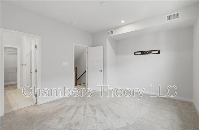 Building Photo - 4322 Ellipse Ter