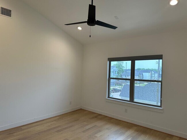 Building Photo - 2715 Drew St