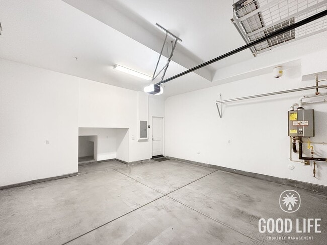 Building Photo - Beautiful 3B/3BA w/ 2 Car Garage, Washer/Dryer and Private Patio!