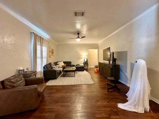 Building Photo - Spacious 4/2 Walking Distance to Baylor Campus & Minutes from Downtown!