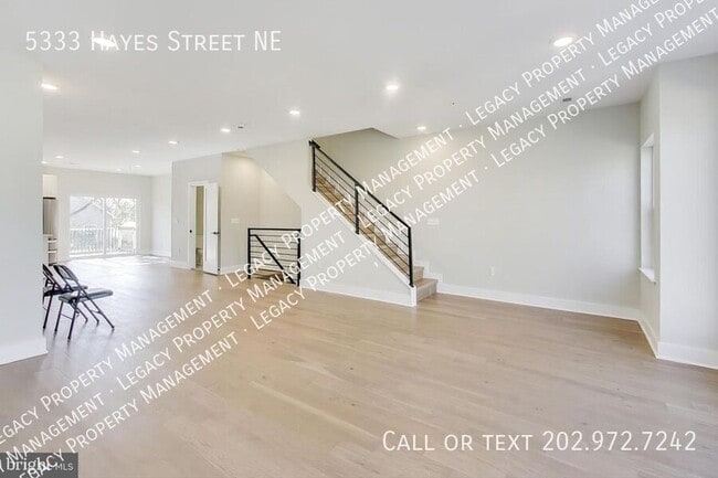 Building Photo - 5333 Hayes St NE