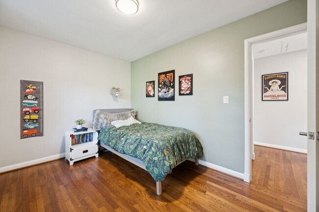 Building Photo - Elegant Chevy Chase Cul-de-Sac Home with Spacious Layout!