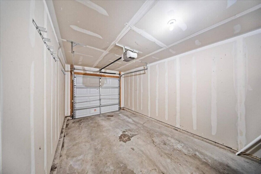 Building Photo - 5549 N Fairmount Ave