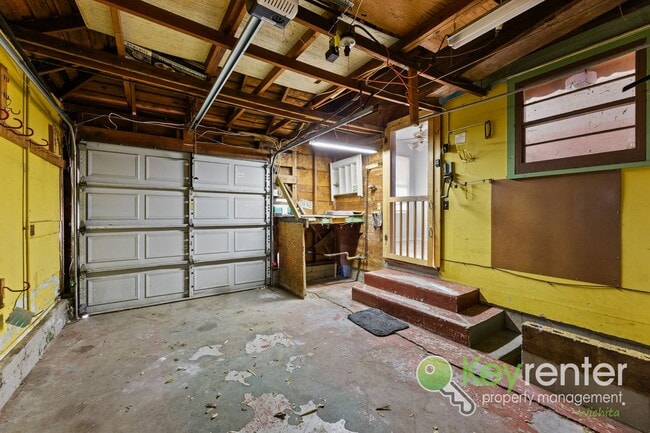 Building Photo - Clean and cute 3 bedroom house near shopping, restaurants, and easy highway access!