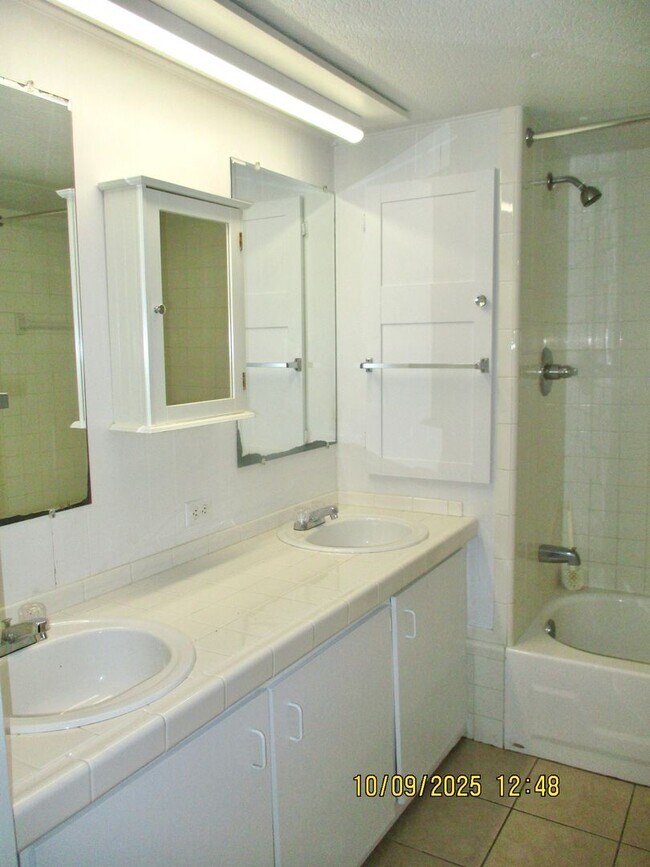 Building Photo - Charming 2-bedroom, 1-bathroom home locate...