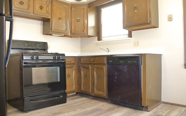 Building Photo - 3 Bed 1.5 bath Single Family Home