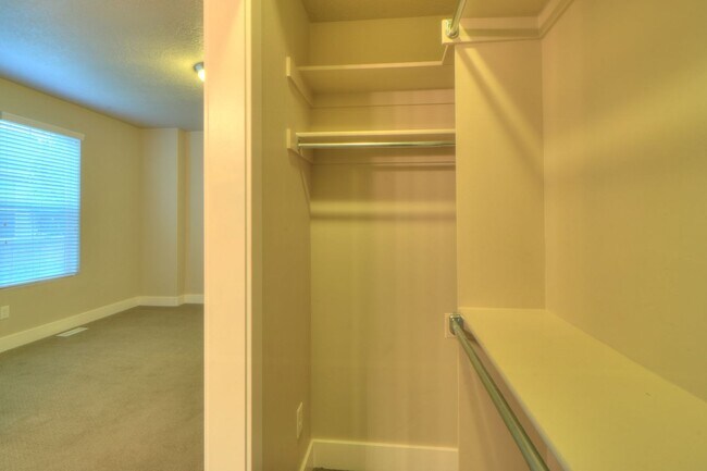 Building Photo - 3 bedroom Ivory Ridge Townhome