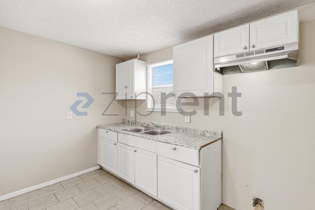 Building Photo - 512 S Monumental St