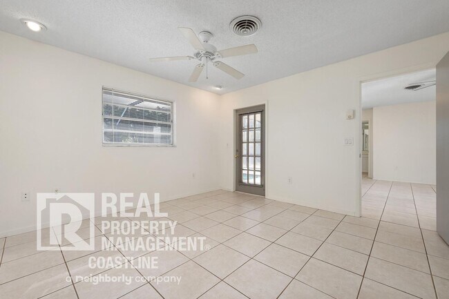 Building Photo - Welcome to Your Venice Oasis!