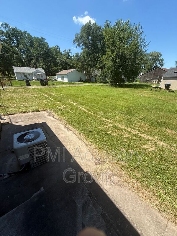 Building Photo - 1327 NE Winfield Ave