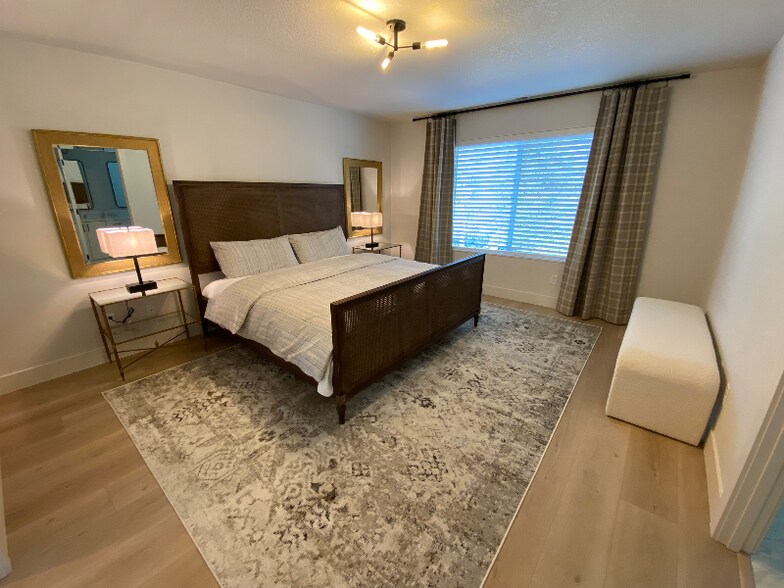 Building Photo - 9909 NE 44th Ct