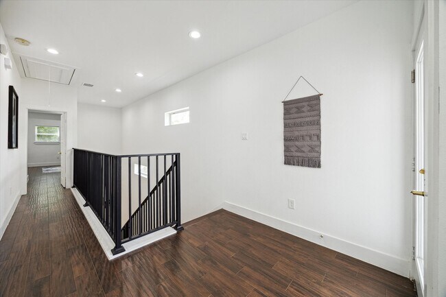Building Photo - 5021 Creekmont Dr