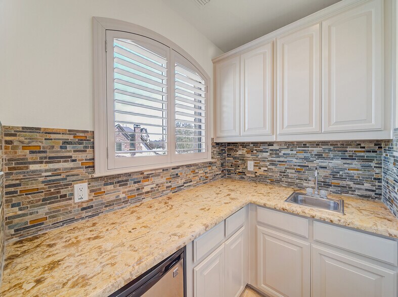 Building Photo - 7000 Kenswick Dr