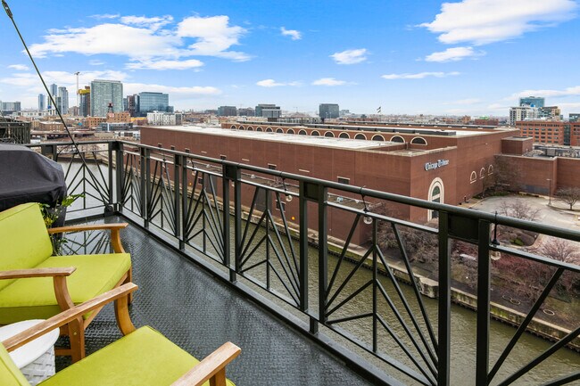 Building Photo - 758 N Larrabee St