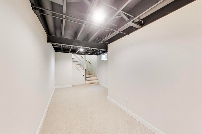 Building Photo - 539 S Evergreen Ave